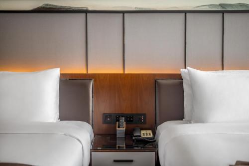 Superior Twin Room image 3