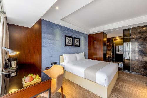 Superior King Room image 4