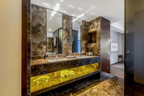 Superior King Room image 3