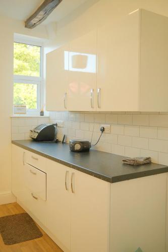 Konyha, 3 Bedroom House by Brookland Stays Serviced Accommodation Short Lets Leeds near Leeds Bradford repülőtér