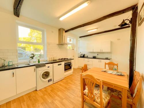 Konyha, 3 Bedroom House by Brookland Stays Serviced Accommodation Short Lets Leeds near Leeds Bradford repülőtér