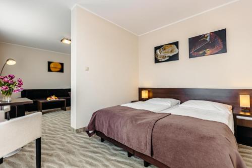 1 queen bed, 1 sofa bed