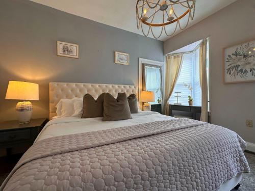 Large Elegant Home Walk to BROWN RISD in Providence, USA