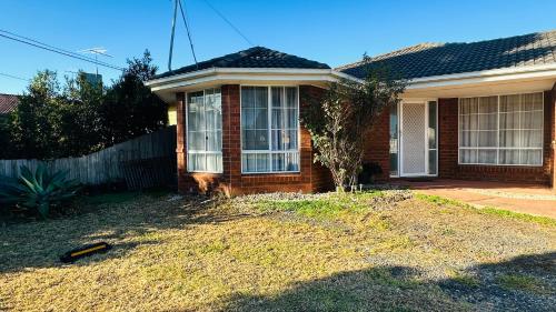 Kert, 20 minutes to Mel CBD 2 BRs AirCon unit guest house in Point Cook