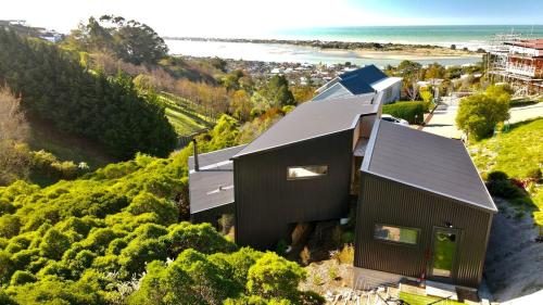 Ocean Views at Rapanui Lodge- 4BR Gem with Parking, Christchurch