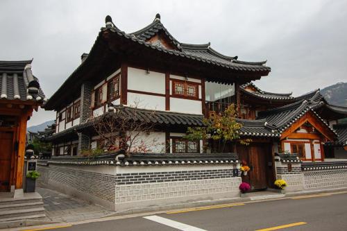 Eunpyeong Hanok Pyeonganchae은평한옥 Room Type - Double Room with Mountain View