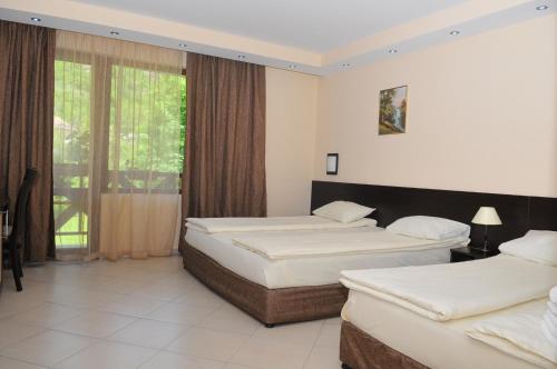 1 queen bed, 1 twin bed