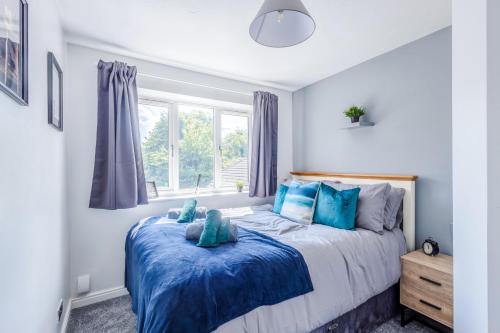 Stylish 3BR House - free parking - fast WI-FI - long stay