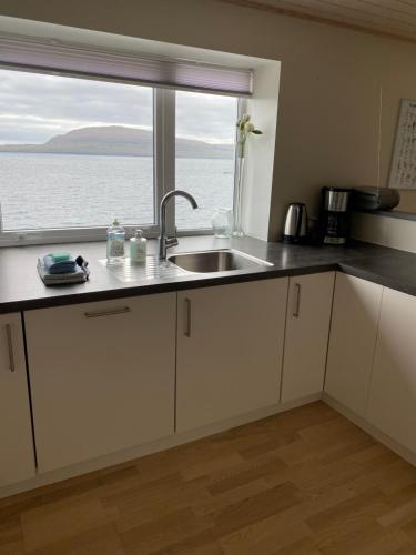 2BR Home with Sea Views and Parking - Tórshavn (2BR Home with Sea Views and Parking - Torshavn) in Argir