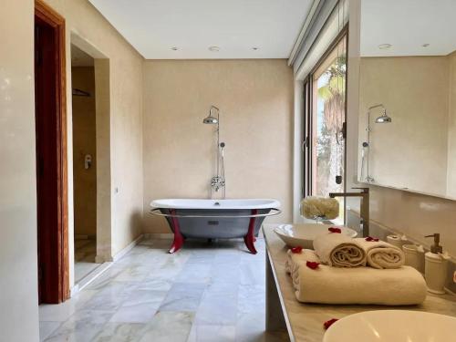 Spacious Villa with Mountain Views - 550 m² - image 3