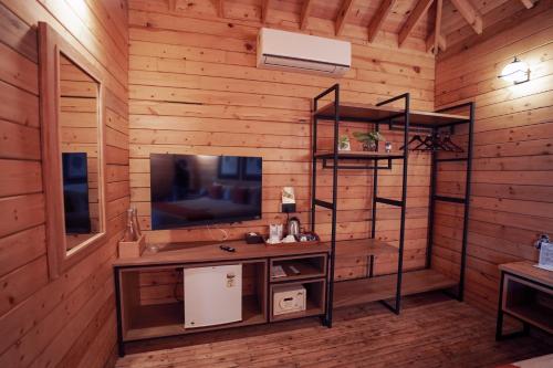 Ivy Wooden Chalet image 3