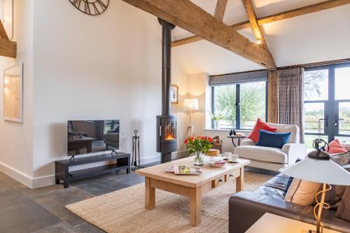 Luxury converted Barn, rural seclusion at foot of The Ridgeway, dog friendly in Woolstone