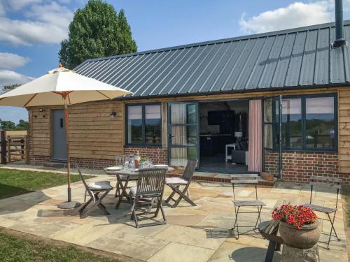 Seadmed, Luxury converted Barn, rural seclusion at foot of The Ridgeway, dog friendly in Woolstone