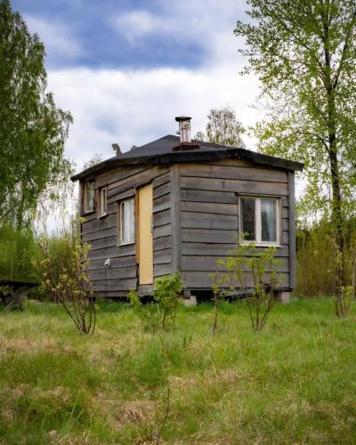 Exterior view, TinyHouse on eco farm surrounded by nature - Bjorngarden in Edsbjorke
