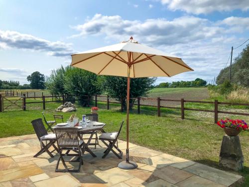 Seadmed, Luxury converted Barn, rural seclusion at foot of The Ridgeway, dog friendly in Woolstone