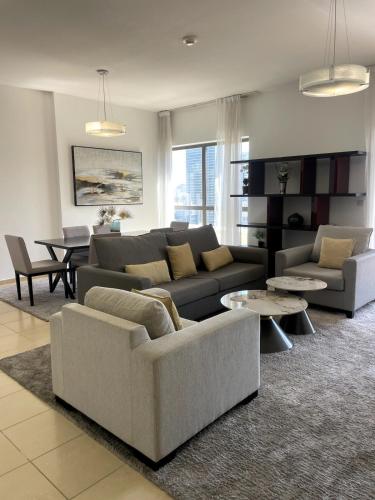 Beachside 2BR Marina Views, Dubaj