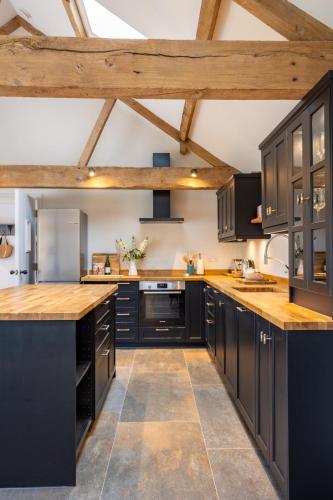 köök, Luxury converted Barn, rural seclusion at foot of The Ridgeway, dog friendly in Woolstone