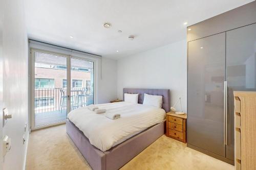 Chic 1 Bed Flat With Balcony Walking Distance to tube, Londyn