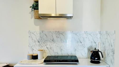 20 minutes to Mel CBD 2 BRs AirCon unit guest house in Point Cook