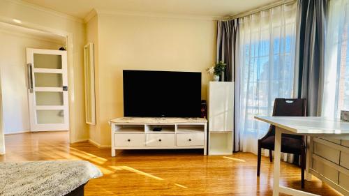 20 minutes to Mel CBD 2 BRs AirCon unit guest house in Point Cook