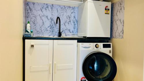 20 minutes to Mel CBD 2 BRs AirCon unit guest house in Point Cook