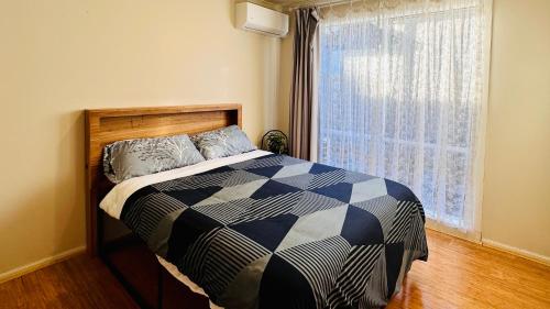20 minutes to Mel CBD 2 BRs AirCon unit guest house in Point Cook