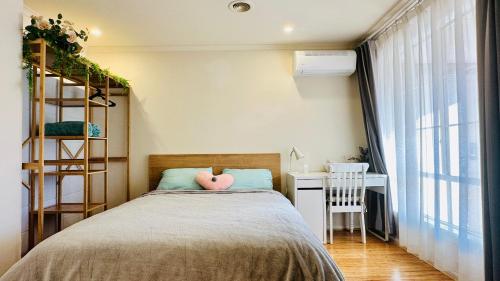 20 minutes to Mel CBD 2 BRs AirCon unit guest house in Point Cook