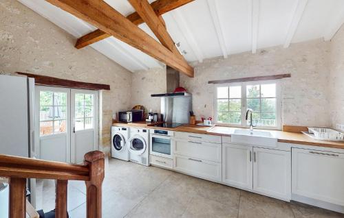 virtuve, Amazing Home In Les Leves Et Thoumeyra in Les Lèves-et-Thoumeyragues