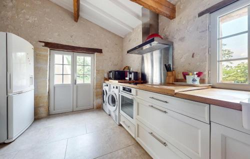 virtuve, Amazing Home In Les Leves Et Thoumeyra in Les Lèves-et-Thoumeyragues