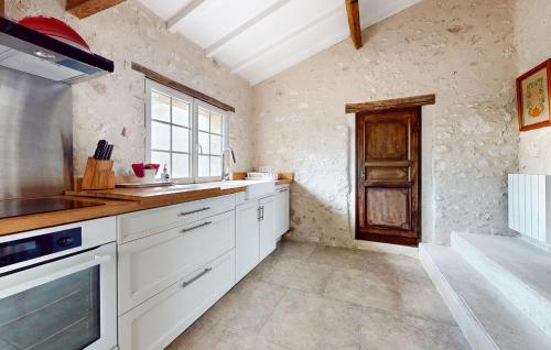 virtuve, Amazing Home In Les Leves Et Thoumeyra in Les Lèves-et-Thoumeyragues