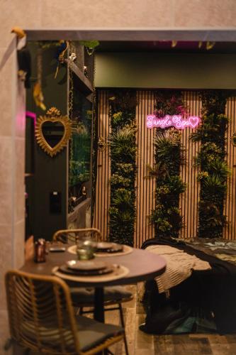 Suite Jungle Spa - Sauna & Balnéo (Suite Jungle Spa - Sauna & Balneo) in Chateau-Thierry