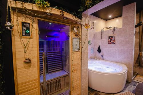Suite Jungle Spa - Sauna & Balnéo (Suite Jungle Spa - Sauna & Balneo) in Chateau-Thierry