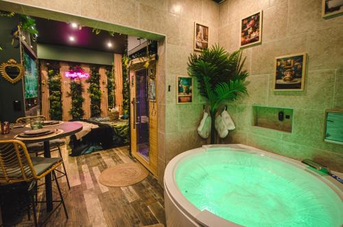 Suite Jungle Spa - Sauna & Balnéo (Suite Jungle Spa - Sauna & Balneo) in Chateau-Thierry