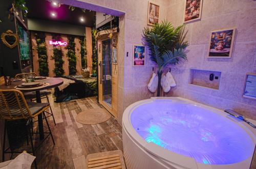 Suite Jungle Spa - Sauna & Balnéo (Suite Jungle Spa - Sauna & Balneo) in Chateau-Thierry
