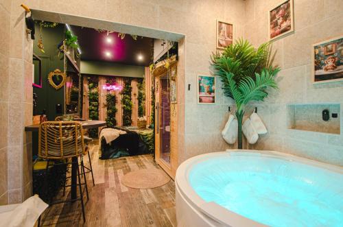Suite Jungle Spa - Sauna & Balnéo (Suite Jungle Spa - Sauna & Balneo) in Chateau-Thierry
