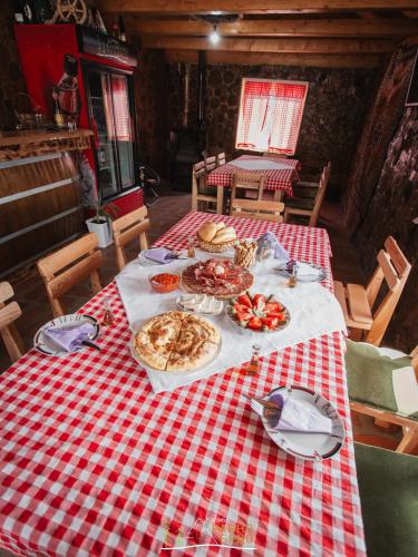 Kolibe Ravno Brdo in Ljubiš