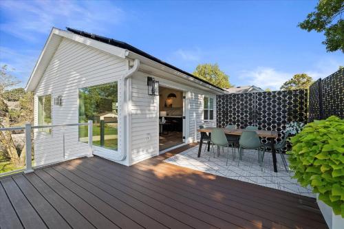 Iekārtas, Luxury Lakeview Stay | Main&Guest House, Sleeps 10 in Village of Pewaukee (WI)