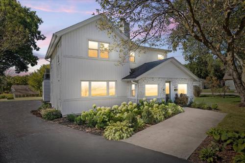 Viesnīcas āriene, Luxury Lakeview Stay | Main&Guest House, Sleeps 10 in Village of Pewaukee (WI)