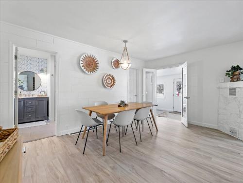 Iekārtas, Well Appointed Home | Large Patio + Steps to Lake in Village of Pewaukee (WI)