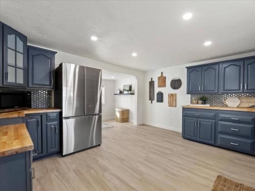 virtuve, Well Appointed Home | Large Patio + Steps to Lake in Village of Pewaukee (WI)