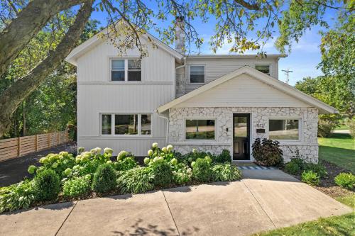 Iekārtas, Well Appointed Home | Large Patio + Steps to Lake in Village of Pewaukee (WI)