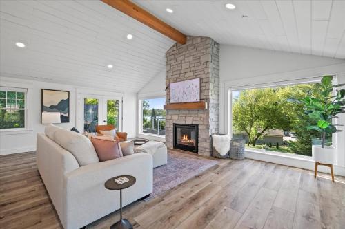Iekārtas, Designer Home w/ Lake Views+Walk to Downtown&Beach in Village of Pewaukee (WI)
