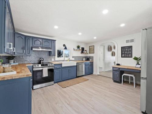 Iekārtas, Well Appointed Home | Large Patio + Steps to Lake in Village of Pewaukee (WI)