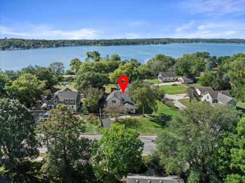 Viesnīcas āriene, Designer Home w/ Lake Views+Walk to Downtown&Beach in Village of Pewaukee (WI)