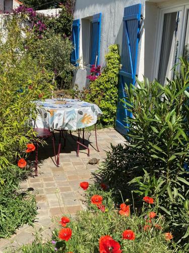 Maisonnette de Jardin - Tap to explore photos