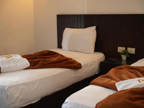 Single Room with Shared Bathroom image 9