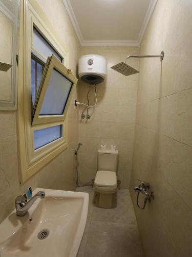 Deluxe Twin Room image 7
