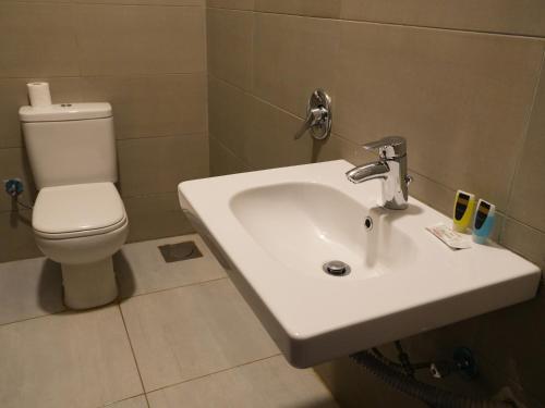 Deluxe Twin Room image 6