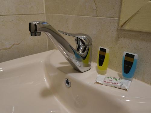 Single Room with Shared Bathroom image 5