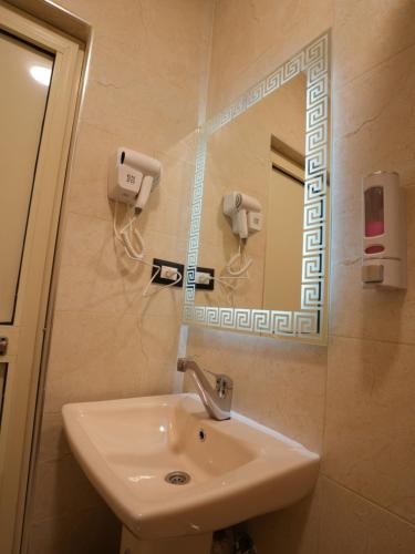 Deluxe Twin Room image 4